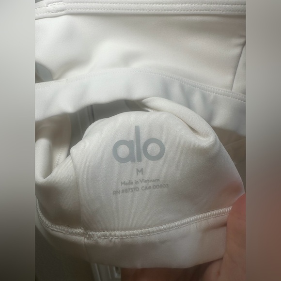 ALO Yoga Airlift Intrigue Bra in White Size Medium - Picture 8 of 8